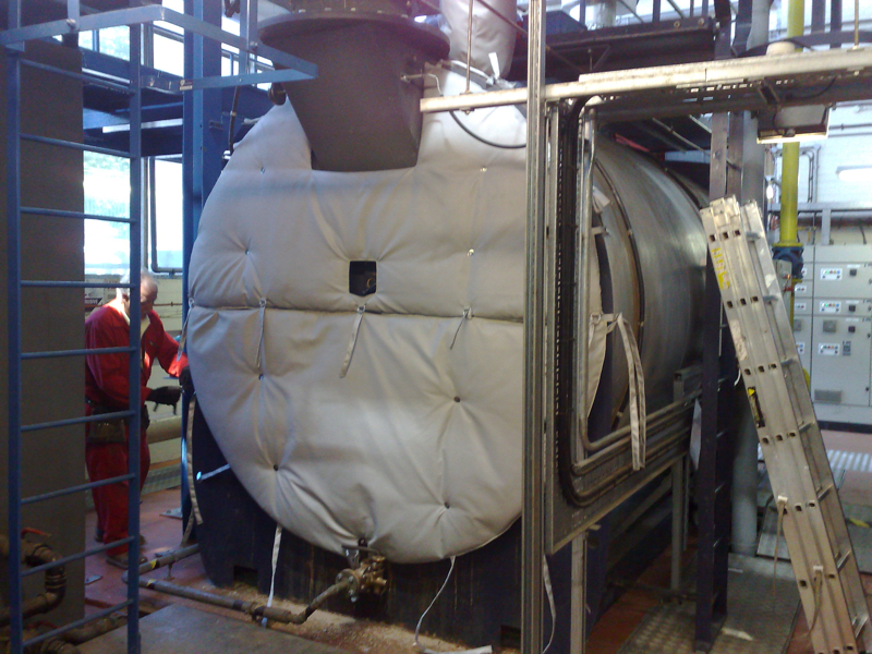 Large tank with thermal jacket insulation